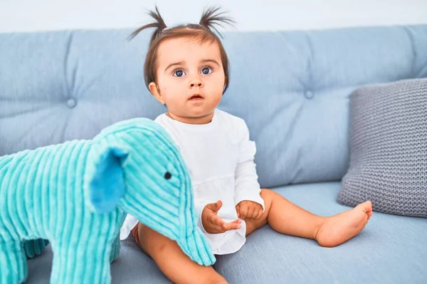 Vackra Spädbarn Glad Dagis Runt Färgglada Leksaker Soffan — Stockfoto