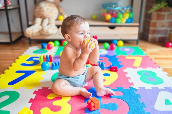 Anaokulunda Renkli Toplarla Oynayan Güzel Bir Çocuk Bulmaca Halısının Üzerinde — Stok fotoğraf