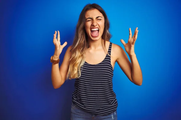 Junge Schöne Frau Gestreiften Shirt Über Blauem Isoliertem Hintergrund Verrückt — Stockfoto