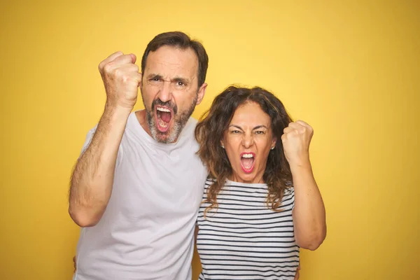 Belo Casal Meia Idade Juntos Sobre Fundo Amarelo Isolado Irritado — Fotografia de Stock