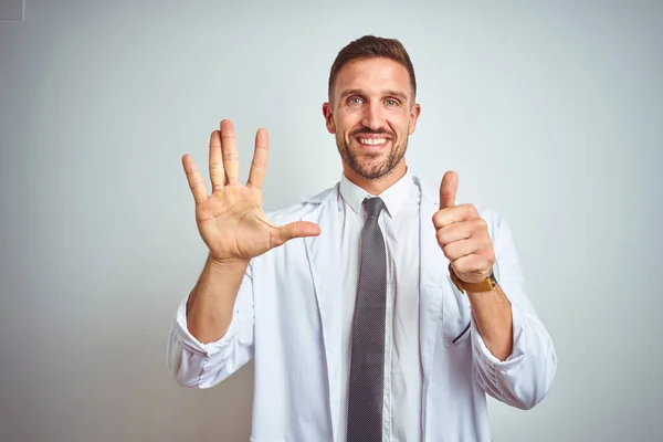 Joven Guapo Doctor Hombre Usando Blanco Profressional Capa Sobre Aislado — Foto de Stock