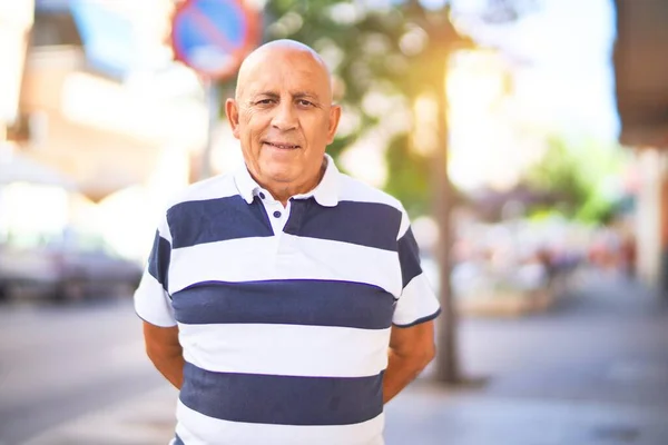 Hombre Guapo Mayor Sonriendo Feliz Confiado Pie Con Sonrisa Cara — Foto de Stock