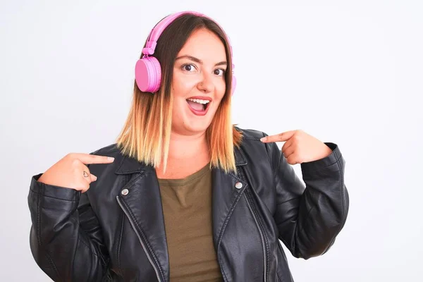 Young Beautiful Woman Listening Music Using Headphones Isolated White Background — Stock Photo, Image