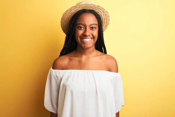 Ung Afrikansk Amerikansk Kvinna Bär Vit Shirt Och Hatt Över — Stockfoto
