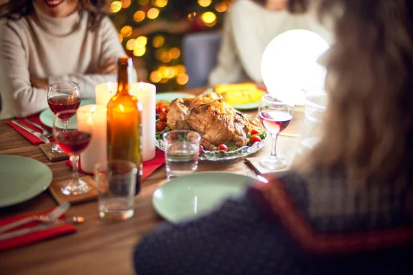 Hermoso Grupo Mujeres Sonriendo Felices Confiadas Comer Pavo Asado Celebrando — Foto de Stock