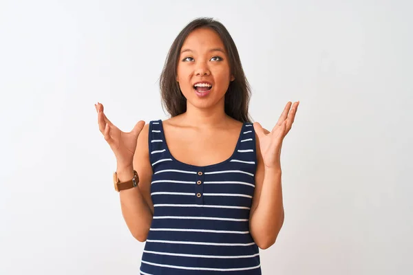 Jovem Chinesa Vestindo Camiseta Listrada Sobre Fundo Branco Isolado Louco — Fotografia de Stock