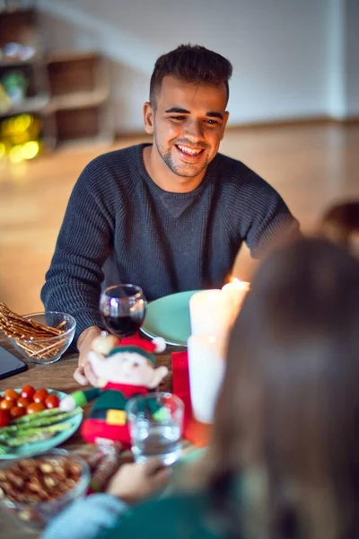 Joven Hermosa Pareja Sonriendo Feliz Confiada Comer Comida Celebrando Navidad — Foto de Stock