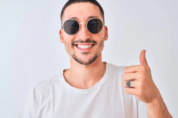 Jovem Bonito Homem Vestindo Óculos Sol Casual Shirt Sobre Fundo — Fotografia de Stock