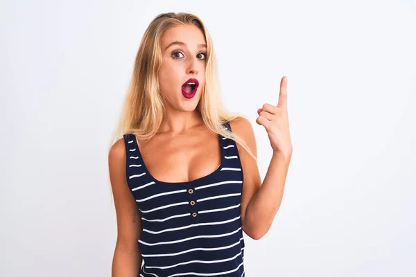 Jonge Mooie Vrouw Draagt Casual Gestreepte Shirt Staan Geïsoleerde Witte — Stockfoto