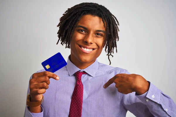 Afro Amerikansk Affärsman Med Dreadlocks Innehar Kreditkort Över Isolerad Vit — Stockfoto