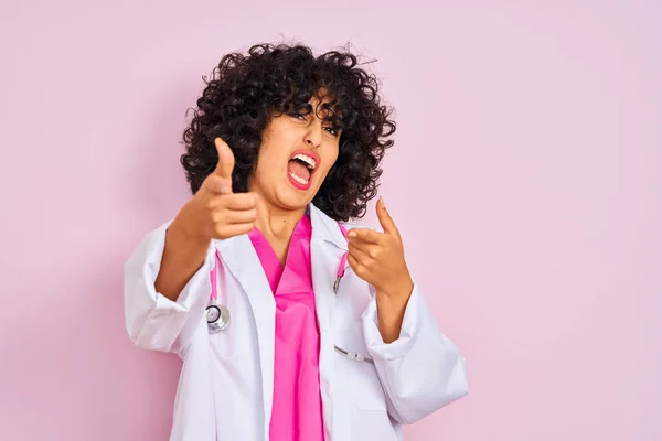 Junge Arabische Ärztin Mit Lockigem Haar Trägt Stethoskop Über Isoliertem — Stockfoto