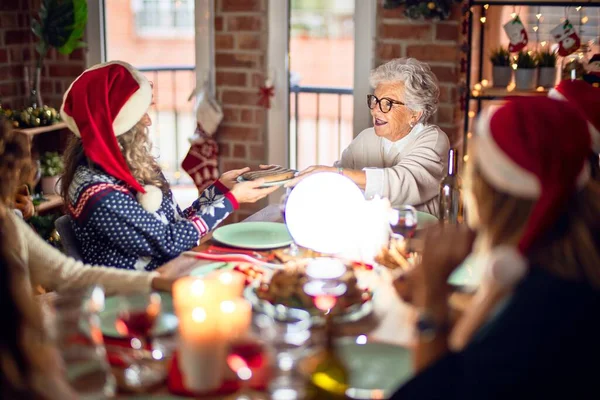 Mooie Groep Vrouwen Die Blij Zelfverzekerd Glimlachen Geroosterde Kalkoen Eten — Stockfoto