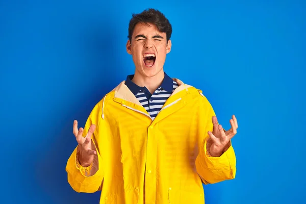 Adolescente Pescador Menino Vestindo Capa Chuva Amarela Sobre Fundo Isolado — Fotografia de Stock