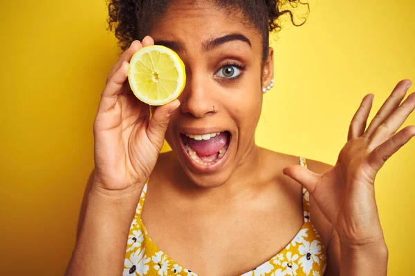 Young African American Woman Holding Slice Lemon Isolated Yellow Background — Stock Photo, Image