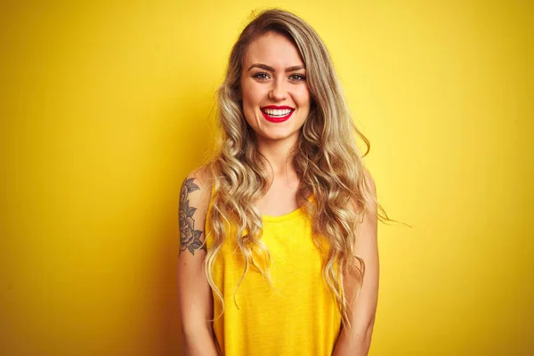Młoda Piękna Kobieta Nosi Shirt Stojący Żółtym Białym Tle Szczęśliwym — Zdjęcie stockowe