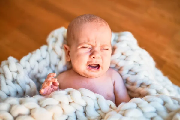 自宅で毛布の上に床の上に寝そべっている愛らしい赤ちゃん 新生児泣き — ストック写真