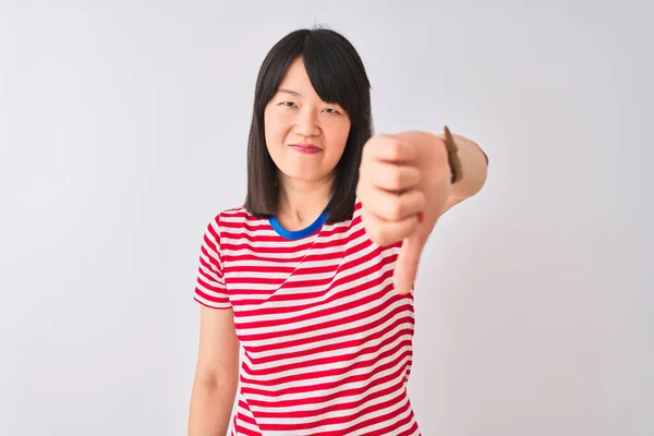 Giovane Bella Donna Cinese Indossa Rosso Righe Shirt Sfondo Bianco — Foto Stock