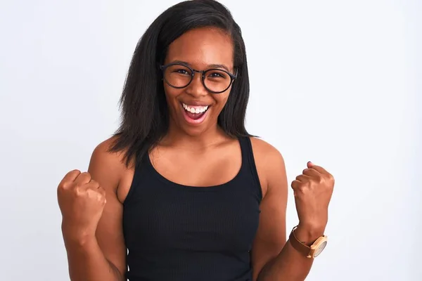 Hermosa Mujer Afroamericana Joven Con Gafas Sobre Fondo Aislado Celebrando —  Fotos de Stock