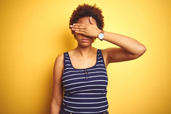 Beauitul Afro Amerikalı Kadın Izole Edilmiş Sarı Arka Plan Üzerine — Stok fotoğraf