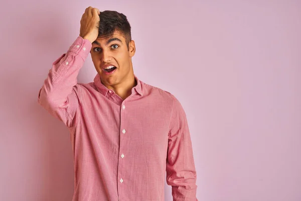 Jonge Indiaanse Man Met Een Elegant Shirt Een Geïsoleerde Roze — Stockfoto