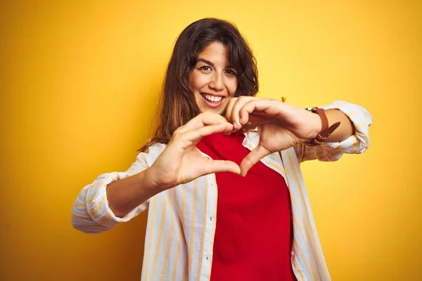 Jonge Mooie Vrouw Draagt Rode Shirt Strepen Shirt Gele Geïsoleerde — Stockfoto