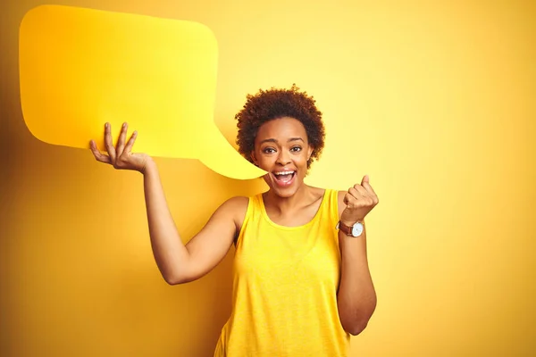 Jonge Afro Amerikaanse Vrouw Houdt Spraak Zeepbel Geel Geïsoleerde Achtergrond — Stockfoto