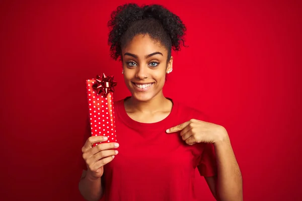 Giovane Donna Afroamericana Possesso Regalo San Valentino Sfondo Rosso Isolato — Foto Stock