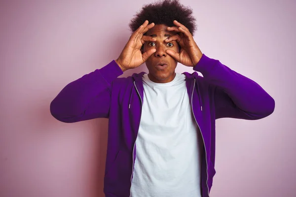 Hombre Afroamericano Joven Con Sudadera Púrpura Pie Sobre Fondo Rosa — Foto de Stock