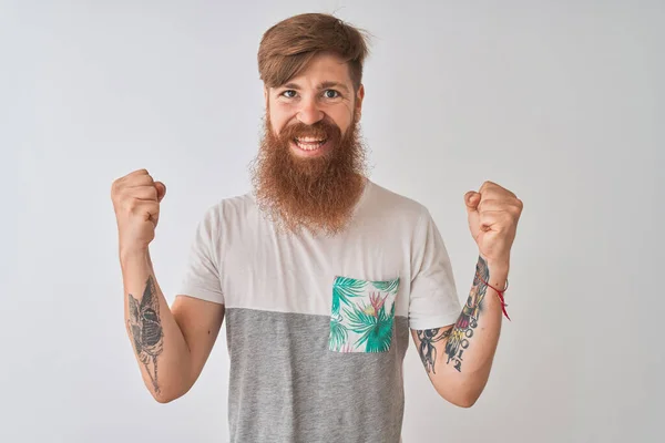 Jonge Roodharige Ierse Man Draagt Een Shirt Dat Een Geïsoleerde — Stockfoto