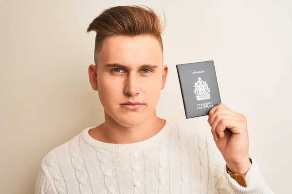 Młody Przystojny Mężczyzna Trzymający Kanadyjski Paszport Odizolowanym Białym Tle Pewnym — Zdjęcie stockowe