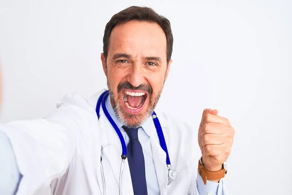 Medelålders Läkare Man Bär Stetoskop Gör Selfie Över Isolerade Vit — Stockfoto