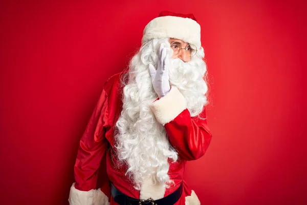 Middelbare Leeftijd Knappe Man Draagt Kerstman Kostuum Staan Geïsoleerde Rode — Stockfoto
