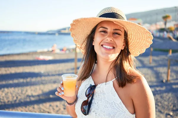 Jovem Mulher Bonita Sorrindo Feliz Desfrutando Férias Verão Bebendo Lama — Fotografia de Stock