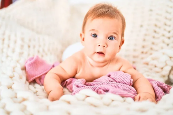 自宅のソファの上に毛布の上に寝そべっている愛らしい赤ちゃん 新生児のリラックスと休息快適な — ストック写真