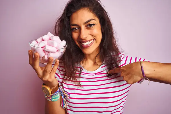 Jong Mooi Vrouw Holding Kom Met Marshmallows Geïsoleerde Roze Achtergrond — Stockfoto