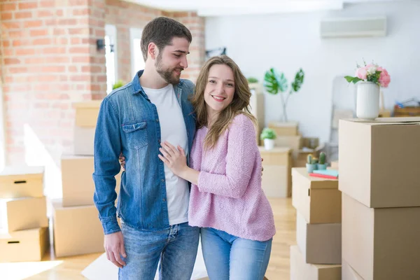 Jovem casal bonito olhando feliz juntos movendo-se para uma nova ho — Fotografia de Stock