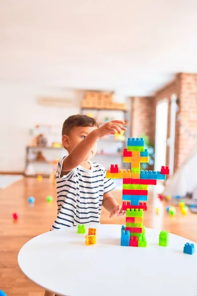 Bellissimo Bambino Ragazzo Che Gioca Con Blocchi Costruzione All Asilo — Foto Stock