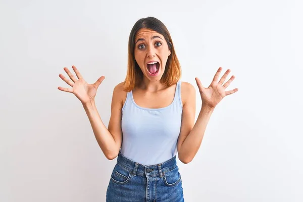 Bella Rossa Donna Piedi Sfondo Isolato Che Celebra Pazzo Stupito — Foto Stock