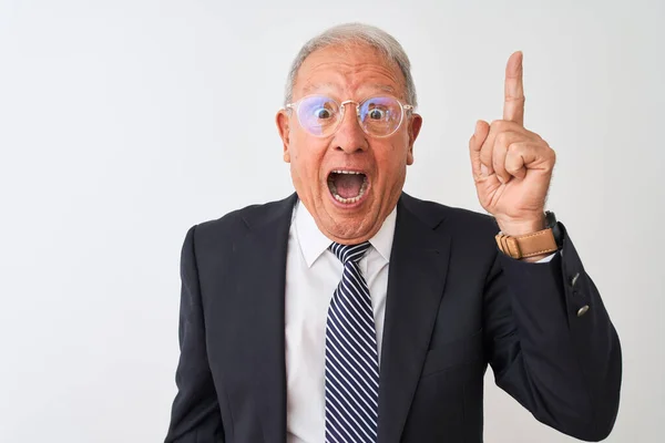 Senior Grauhaarige Geschäftsmann Mit Anzug Und Brille Über Isoliertem Weißen — Stockfoto