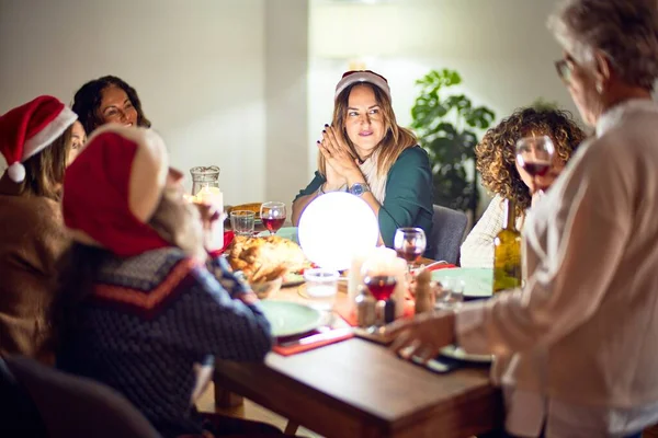 Группа Женщин Улыбается Счастливая Уверенная Одном Чашкой Вина Произносят Речь — стоковое фото