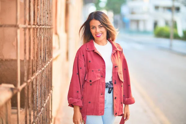 Mujer Hermosa Joven Con Chaqueta Roja Sonriendo Feliz Confiado Pie — Foto de Stock