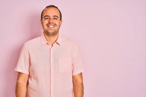 Jovem Vestindo Camisa Elegante Sobre Fundo Rosa Isolado Com Sorriso — Fotografia de Stock