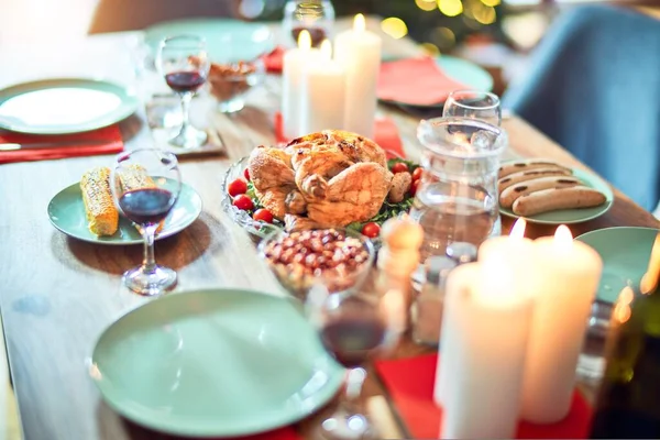 お祝いの休日にクリスマステーブルの設定 木の照明や装飾の周りに七面鳥とおいしい食事と伝統的な食品のフル — ストック写真
