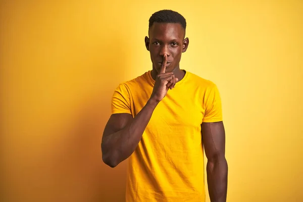 Hombre Afroamericano Joven Con Camiseta Casual Pie Sobre Fondo Amarillo — Foto de Stock