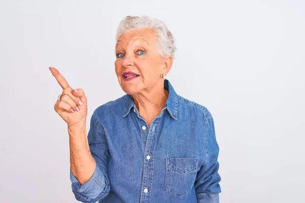 Ältere Grauhaarige Frau Lässigem Jeanshemd Vor Isoliertem Weißem Hintergrund Sehr — Stockfoto