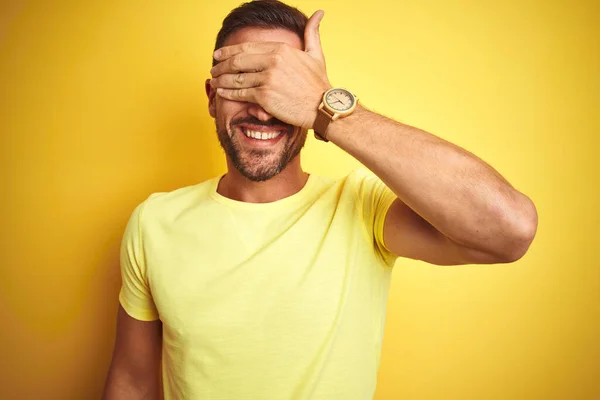 Der Junge Gutaussehende Mann Trägt Ein Legeres Gelbes Shirt Über — Stockfoto