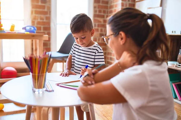 Vacker Lärare Och Barn Pojke Ritning Ritning Med Hjälp Färgade — Stockfoto