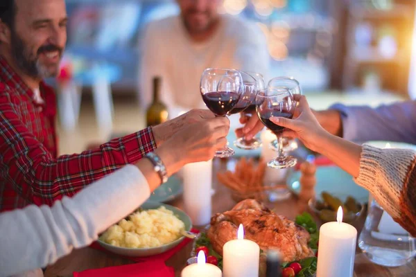 Hermosa Familia Sonriendo Feliz Confiada Comer Pavo Asado Brindar Con — Foto de Stock