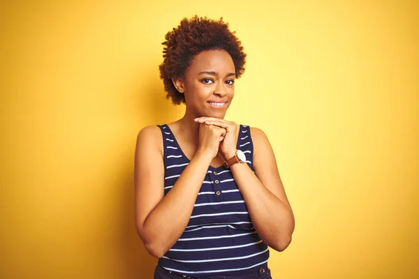 Beauitul Afrikaanse Amerikaanse Vrouw Dragen Zomer Shirt Geïsoleerde Gele Achtergrond — Stockfoto