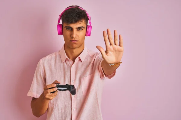 Hombre Jugador Indio Jugando Videojuego Con Auriculares Sobre Fondo Rosa —  Fotos de Stock